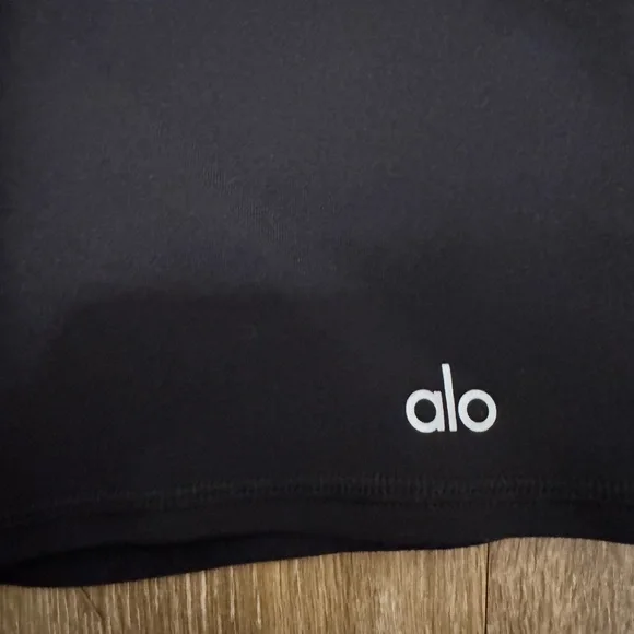 ALO Yoga Women's Black Bike Shorts 9 in - Picture 2 of 5